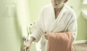 Γιατί το καθημερινό ντους μετά τα 65 μπορεί να κάνει περισσότερο κακό παρά καλό