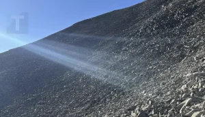 Μόνο όσοι έχουν όραση ελεύθερου σκοπευτή μπορούν να εντοπίσουν τη σύζυγο του άντρα που περπατά στο βουνό