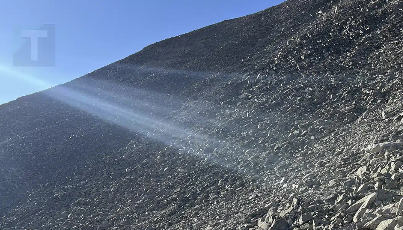 Μόνο όσοι έχουν όραση ελεύθερου σκοπευτή μπορούν να εντοπίσουν τη σύζυγο του άντρα που περπατά στο βουνό