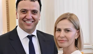 Έλαμψαν Τζένη Μπαλατσινού και Βασίλης Κικίλιας στα Θεοφάνεια στο λιμάνι του Πειραιά με τον γιο τους, Παναγιώτη – Αντώνιο