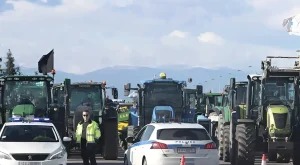 Οι αγρότες κόβουν την Ελλάδα στα δύο: Κλειστή για 4 μέρες η Αθηνών – Λαμίας, αποκλεισμένα τα Μάλγαρα στα δύο ρεύματα