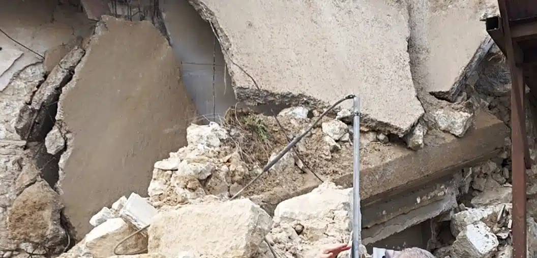 Κακοκαιρία στον Πειραιά: Κατέρρευσε κτίριο στην Καστέλλα