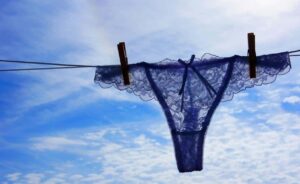 Τα γυναικεία εσώρουχα έχουν φιογκάκι στο μπροστινό μέρος και δεν είναι για διακόσμηση