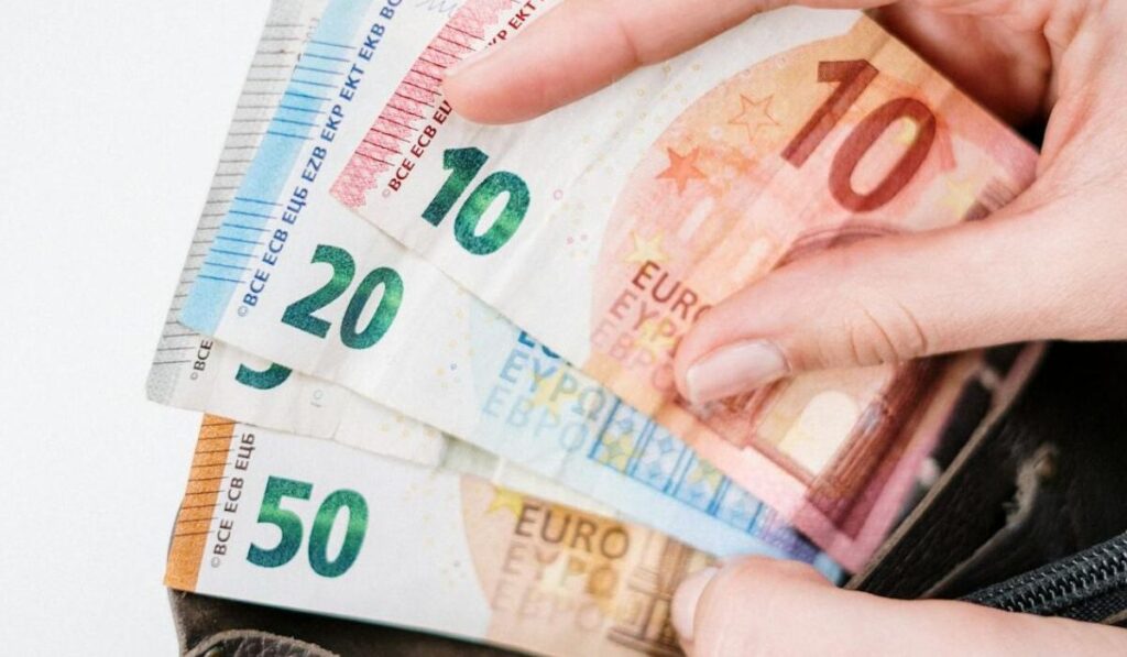 «Βρέχει» λεφτά από αύριο 5/1: Ποιοι θα δουν τα χρήματα στα ΑΤΜ