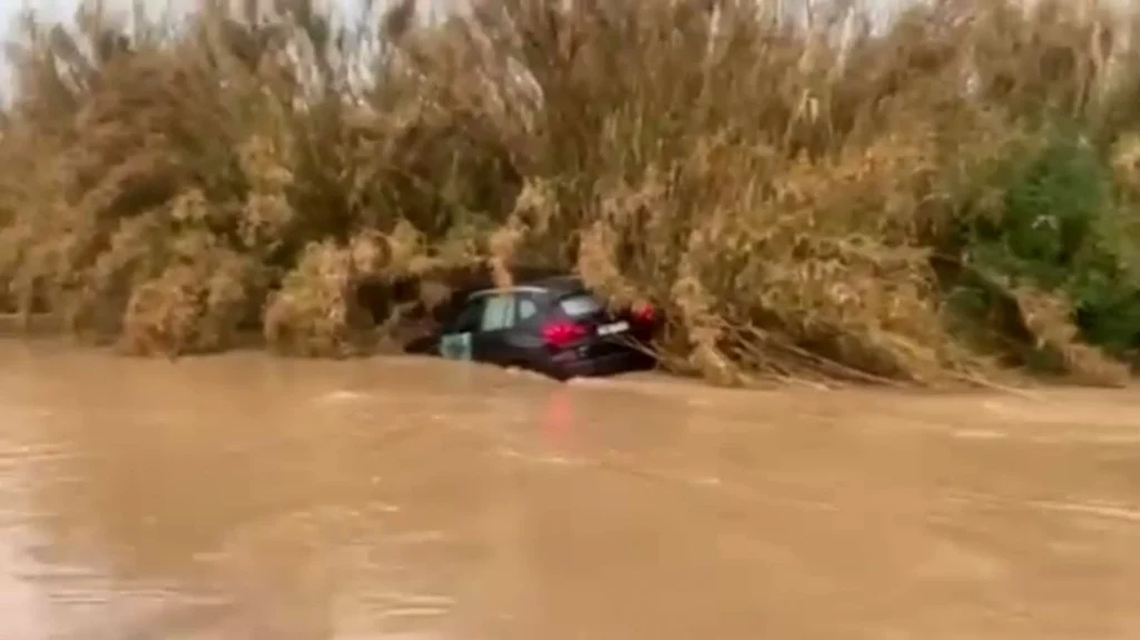 ΕΚΤΑΚΤΟ ΣΥΜΒΑΙΝΕΙ ΤΩΡΑ – Δύο άτομα απεγκλωβίστηκαν
