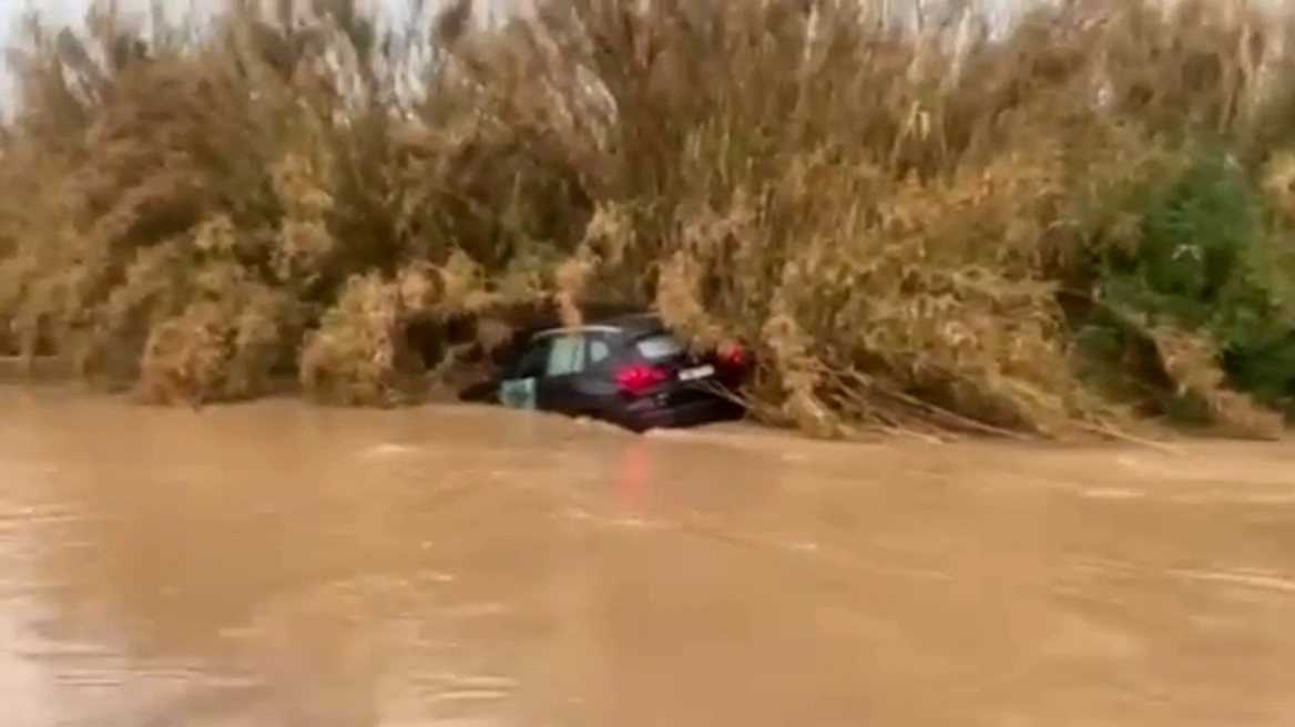 ΕΚΤΑΚΤΟ ΣΥΜΒΑΙΝΕΙ ΤΩΡΑ - Δύο άτομα απεγκλωβίστηκαν
