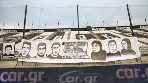 Υποδοχή των επτά σορών στο αεροδρόμιο από τους συνδέσμους του ΠΑΟΚ!