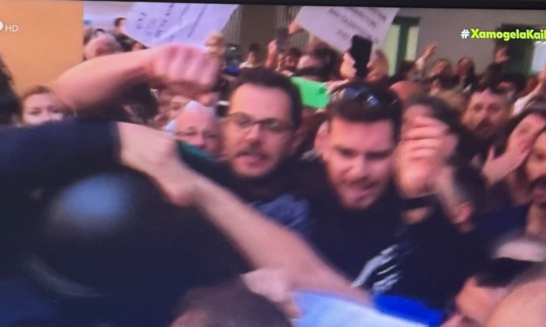 Στιγμιότυπο ντοκουμέντο: Η γροθιά του γιατρού που συνελήφθη στον Άδωνι Γεωργιάδη - Τι απαντάει