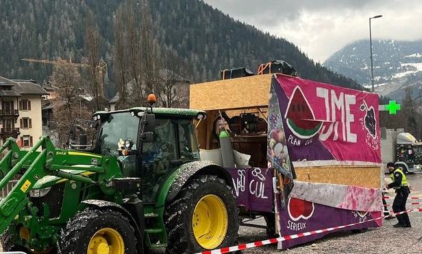 ΕΚΤΑΚΤΟ ΤΩΡΑ – ΕΚΡΗΞΗ ΣΕ ΚΑΡΝΑΒΑΛΙΚΗ ΕΚΔΗΛΩΣΗ – ΑΝΑΦΟΡΕΣ ΓΙΑ ΤΡΑΥΜΑΤΙΕΣ ΚΑΙ…