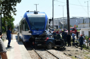 Αυτοκίνητο συγκρούστηκε με Προαστιακό