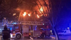 NEKPOI 3 ΕΡΓΑΤΕΣ: ΞΕΣΠΑΣΕ TEPAΣTIA ΦΩΤΙΑ – KATEPPEYΣE Η ΟΡΟΦΗ ΤΟΥ ΚΤΙΡΙΟΥ ΚΑΙ ΤΟΥΣ ΠΛAKΩΣE