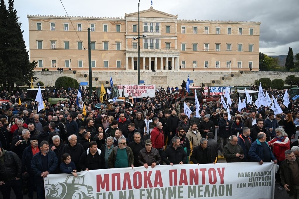 ΕΚΤΑΚΤΟ ΑΠΟ ΑΓΡΟΤΕΣ ΣΤΟ ΣΥΝΤΑΓΜΑ