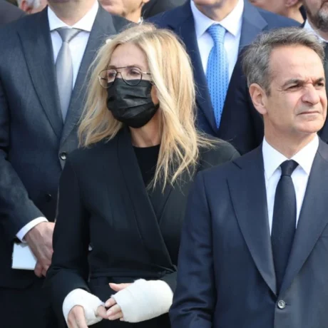 Χαμός στην Μητρόπολη Αθηνών με την εμφάνιση της Μαρέβα Μητσοτάκη – Εμφανίστηκε έτσι στην κηδεία της Αρβελέρ και όλοι σχολίασαν το ίδιο