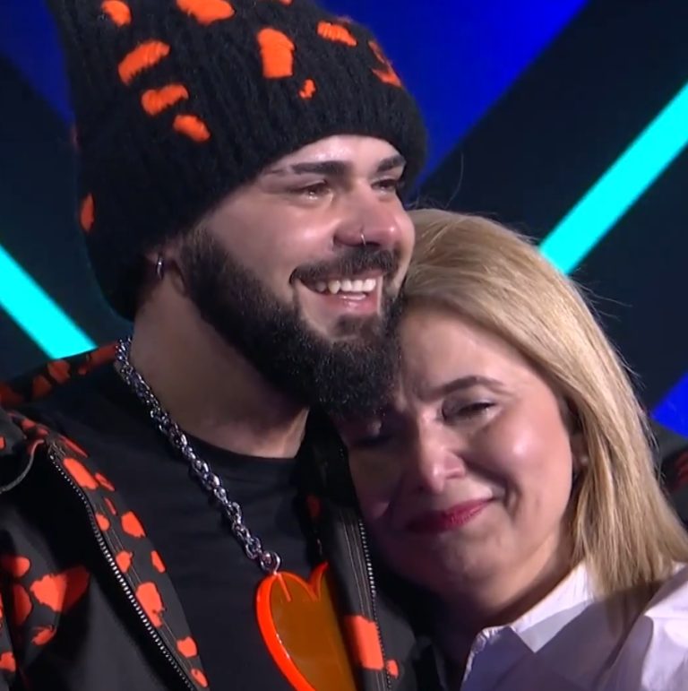 «Δες με μαμά..»: Ο Akylas τραγούδnσε ξανά και μαζί με την μnτέpα του έκλαψαν όλοι, τηλεθεατές, κοινό, παρουσιαστές