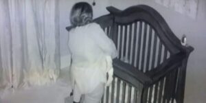 Γιαγιά πάει στην κούνια να δει το μωρό που κοιμάται , Αυτό που καταγράφει η κρυφή κάμερα λίγα λεπτά μετά δεν περιγράφεται