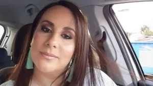 «Ψηλά μπαμπά, να φτάσει στη μαμά μας»: Tα παιδιά της Βάσως που χάθηκε στην Βιολάντα πέταξαν χαρταετό στη μνήμη της μητέρας τους