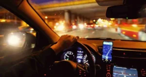 Τέλος η οδήγηση τη νύχτα -Ποιοι δεν θα μπορούν να κάθονται πίσω από το τιμόνι όταν βραδιάζει