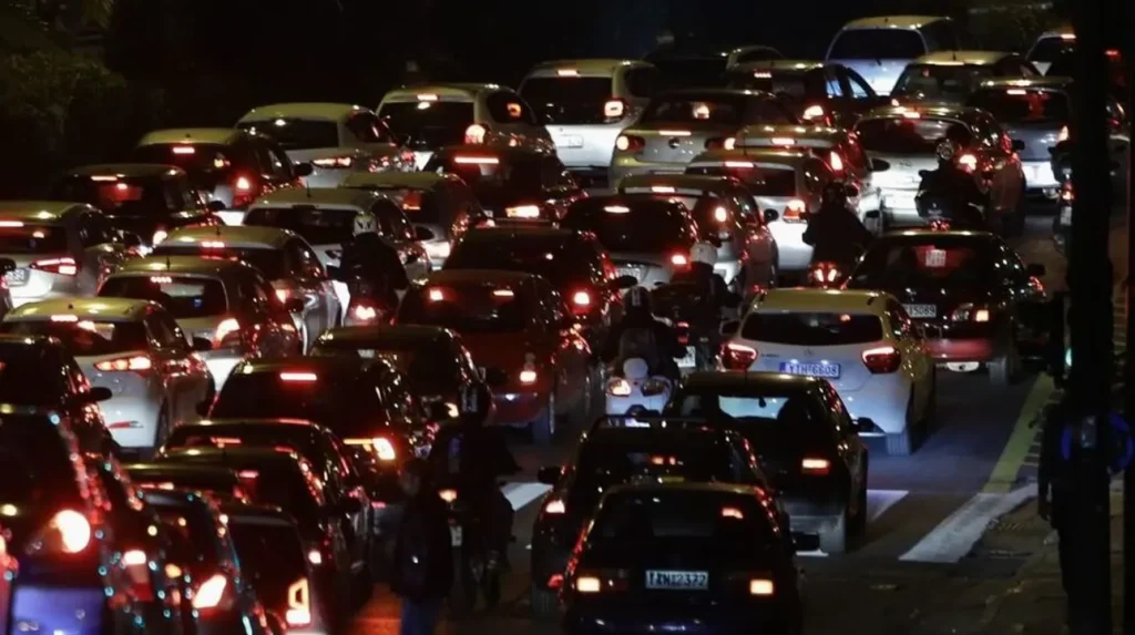 Χάος στις εθνικές οδούς: 60 χιλιόμετρα ουρά στην Αθηνών-Λαμίας και 50 στην Αθηνών-Κορίνθου