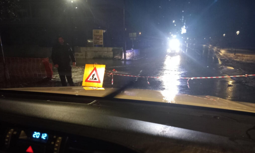 ΕΚΤΑΚΤΟ ΤΩΡΑ: Νεκρός ο οδηγός που παρασύρθηκε από χείμαρρο – Μάχη να ανασυρθεί η σορός