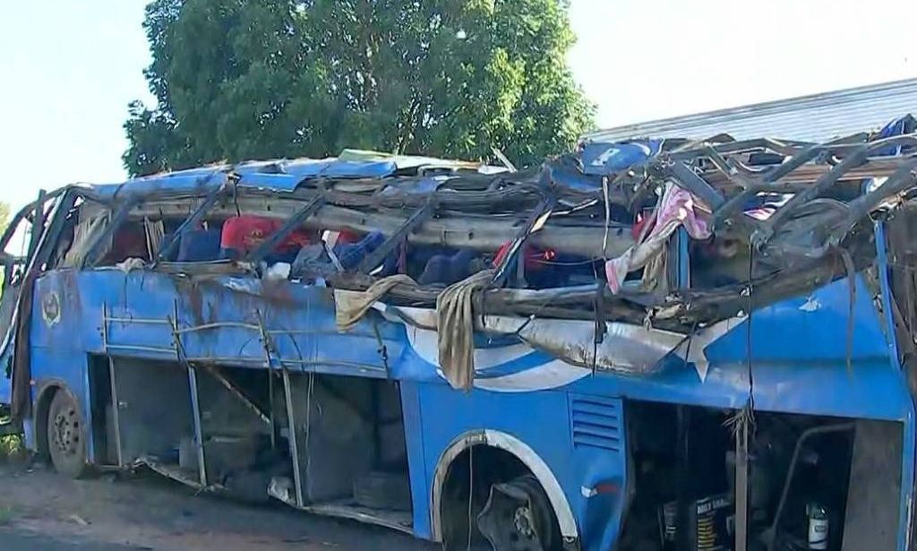 Τρέχουν τα ασθενοφόρα το ένα μετά το άλλο – Νέο πολύνεκρο δυστύχημα με εργάτες σε λεωφορείο