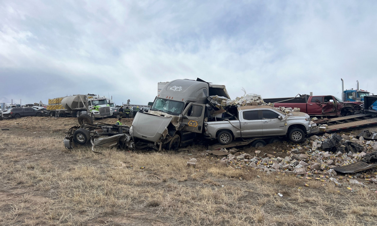 ΤΕΣΣΕΡΙΣ ΝΕΚΡΟΙ ΑΠΟ ΤΕΡΑΣΤΙΑ ΚΑΡΑΜΠΟΛΑ 30 ΟΧΗΜΑΤΩΝ ΛΟΓΩ ΑΕΡΑ