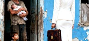 Μια γυναίκα εκατομμυριούχος εμφανίστηκε απρόσμενα στο σπίτι ενός υπαλλήλου της χωρίς…