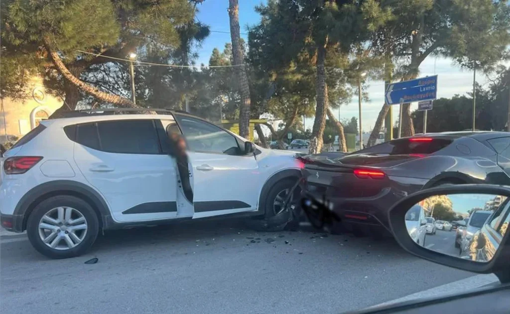 Ηλικιωμένος οδηγός Dacia τράκαρε με Ferrari στη Γλυφάδα