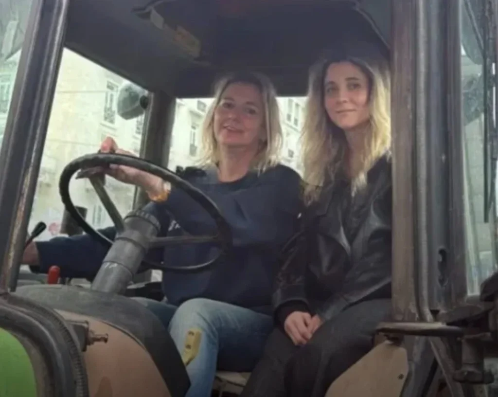 Οι αγρότισσες που έκλεψαν την παράσταση με το τρακτέρ τους στο Σύνταγμα