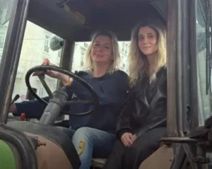 Οι αγρότισσες που έκλεψαν την παράσταση με το τρακτέρ τους στο Σύνταγμα