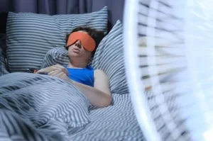 Αν κοιμάσαι κάθε βράδυ με τον ανεμιστήρα ανοιχτό, δες ποια είναι η επίδραση στο σώμα και την υγεία σου.