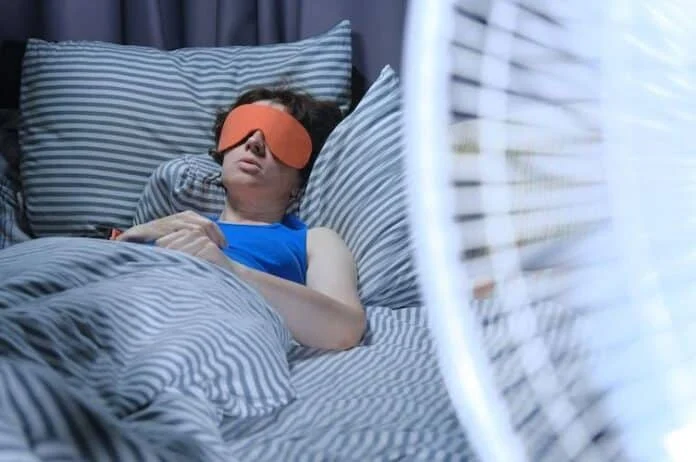 Αν κοιμάσαι κάθε βράδυ με τον ανεμιστήρα ανοιχτό, δες ποια είναι η επίδραση στο σώμα και την υγεία σου.