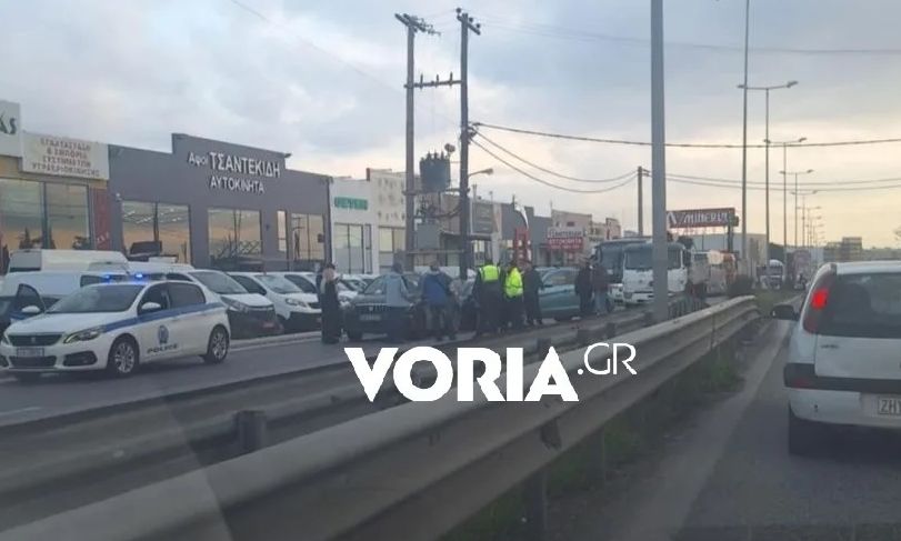 ΕΚΤΑΚΤΟ -  Καραμπόλα οχημάτων - Κλειστά τα δύο ρεύματα