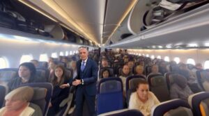 ΣΥΝΑΓΕΡΜΟΣ: ΠΟΙΟΣ ΕΙΝΑΙ Ο ΜΥΣΤΗΡΙΩΔΗΣ ΑΝΤΡΑΣ ΠΟΥ ΤΑΞΙΔΕΨΕ ΜΑΖΙ ΜΕ ΤΗΝ ΛΟΡΑ