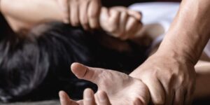 «Απορώ που δεν έχει βγει ένταλμα σύλληψης – Οι αστυνομικοί δεν πήραν ούτε τα σεντόνια για τεστ DNA»