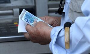 ΝΩΡΙΤΕΡΑ ΟΙ ΣΥΝΤΑΞΕΙΣ – ΧΑΡΟΥΜΕΝΟΙ ΟΛΟΙ ΟΙ ΕΛΛΗΝΕΣ