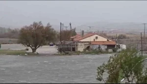 Η κακοκαιρία χτυπά: «Πνίγηκε» το Διαπόρι, επιχείρηση απεγκλωβισμού δύο ατόμων, βίντεο και φωτογραφίες