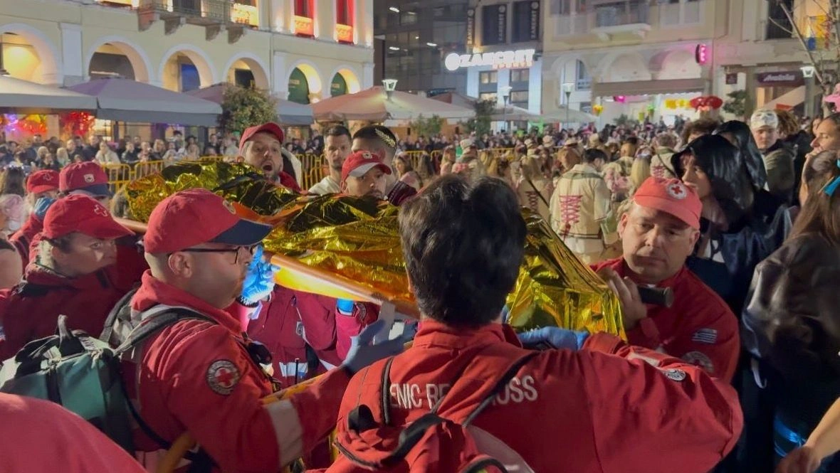 Συναγερμός ΤΩΡΑ στο καρναβάλι της Πάτρας - Γέμισε ο τόπος ασθενοφόρα και γιατροί - Τους μεταφέρουν στο νοσοκομείο