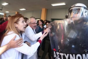 ΕΚΤΑΚΤΟ: ΠΙΑΣΤΗΚΑΝ ΣΤΑ ΧΕΡΙΑ ΝΟΣΗΛΕΥΤΕΣ ΚΑΙ ΑΣΤΥΝΟΜΙΑ ΚΑΤΑ ΤΗΝ ΕΠΙΣΚΕΨΗ ΤΟΥ ΑΔΩΝΙ