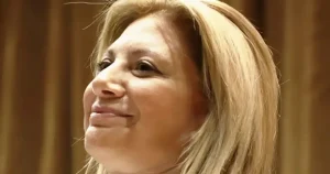 ΕΤΣΙ ΕΞΗΓΕΙΤΑΙ: Ο ΠΙΟ ΠΛΟΥΣΙΟΣ ΕΛΛΗΝ ΒΟΥΛΕΥΤΗΣ ΣΤΟ ΠΛΕΥΡΟ ΤΗΣ ΚΑΡΥΣΤΙΑΝΟΥ