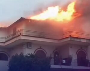 Η δραματική στιγμή που η ιδιοκτήτρια βλέπει να καίγεται το σπίτι της