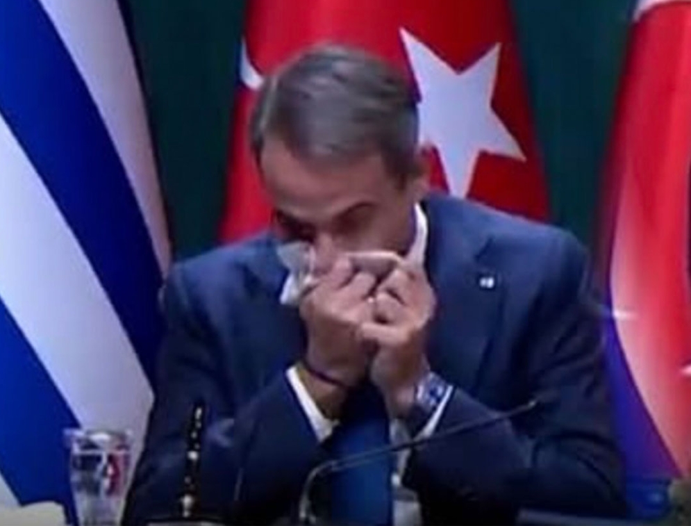 Σάλος με το βίντεο του Μητσοτάκη που σκουπίζει τις μύξες του δίπλα στον Ερντογάν