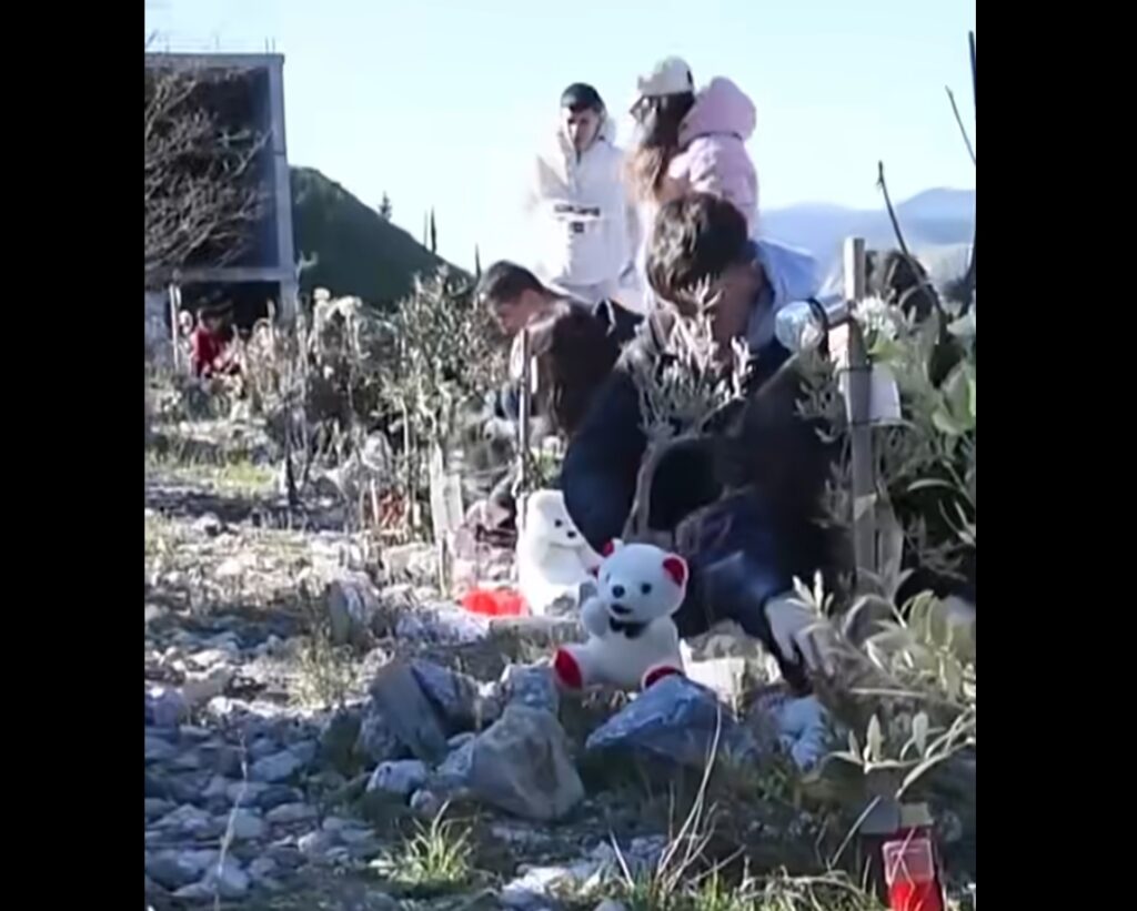 Δεκάδες μαθητές από την Ευρώπη τίμησαν τα θύματα των Τεμπών