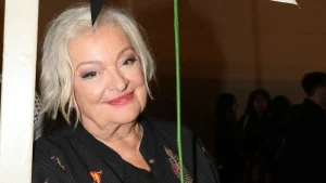 EKTAKTO: ΣΤΟ ΝΟΣΟΚΟΜΕΙΟ ΕΛΛΗΝΙΔΑ ΤΡΑΓΟΥΔΙΣΤΡΙΑ ΠΟΥ ΜΑΣ ΕΧΕΙ ΕΚΠΡΟΣΩΠΗΣΕΙ ΣΤΗΝ EUROVISION