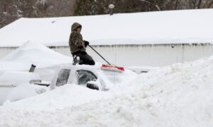 Σε κατάσταση έκτακτης ανάγκης από την κακοκαιρία: Μπλακ άουτ, ακυρώσεις πτήσεων, χάος στους δρόμους