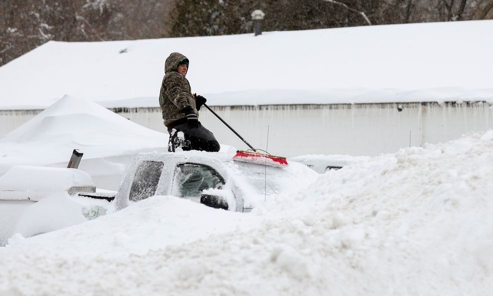 Σε κατάσταση έκτακτης ανάγκης από την κακοκαιρία: Μπλακ άουτ, ακυρώσεις πτήσεων, χάος στους δρόμους