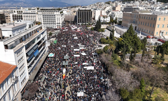 Τέμπη, τρία χρονιά μετά – Live: Επεισόδια μετά τις ομιλίες στο Σύνταγμα – Συλλήψεις και προσαγωγές