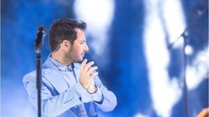 Μόλις το αποκάλυψε πασίγνωστος τραγουδιστής: «Είμαι γκέι, ανακουφισμένος, χαρούμενος και περήφανος»