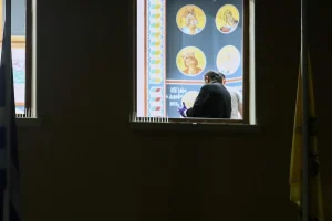 EKTAKTO: ΣΤΗ ΦΥΛΑΚΗ Ο ΑΡΧΙΜΑΝΔΡΙΤΗΣ ΓΙΑ ΧΡΗΜΑΤΙΚΕΣ ΑΠΑΤΕΣ