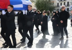 Κηδεία Αρβελέρ: Κατέρρευσε η κόρη της στο τελευταίο αντίο – Ζήτησε μόνο ένα πράγμα