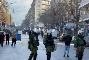 ΕΚΤΑΚΤΟ Τώρα: Επεισόδια στο κέντρο της Θεσσαλονίκης στην πορεία για τα Τέμπη – Μολότοφ και χημικά – Δείτε βίντεο